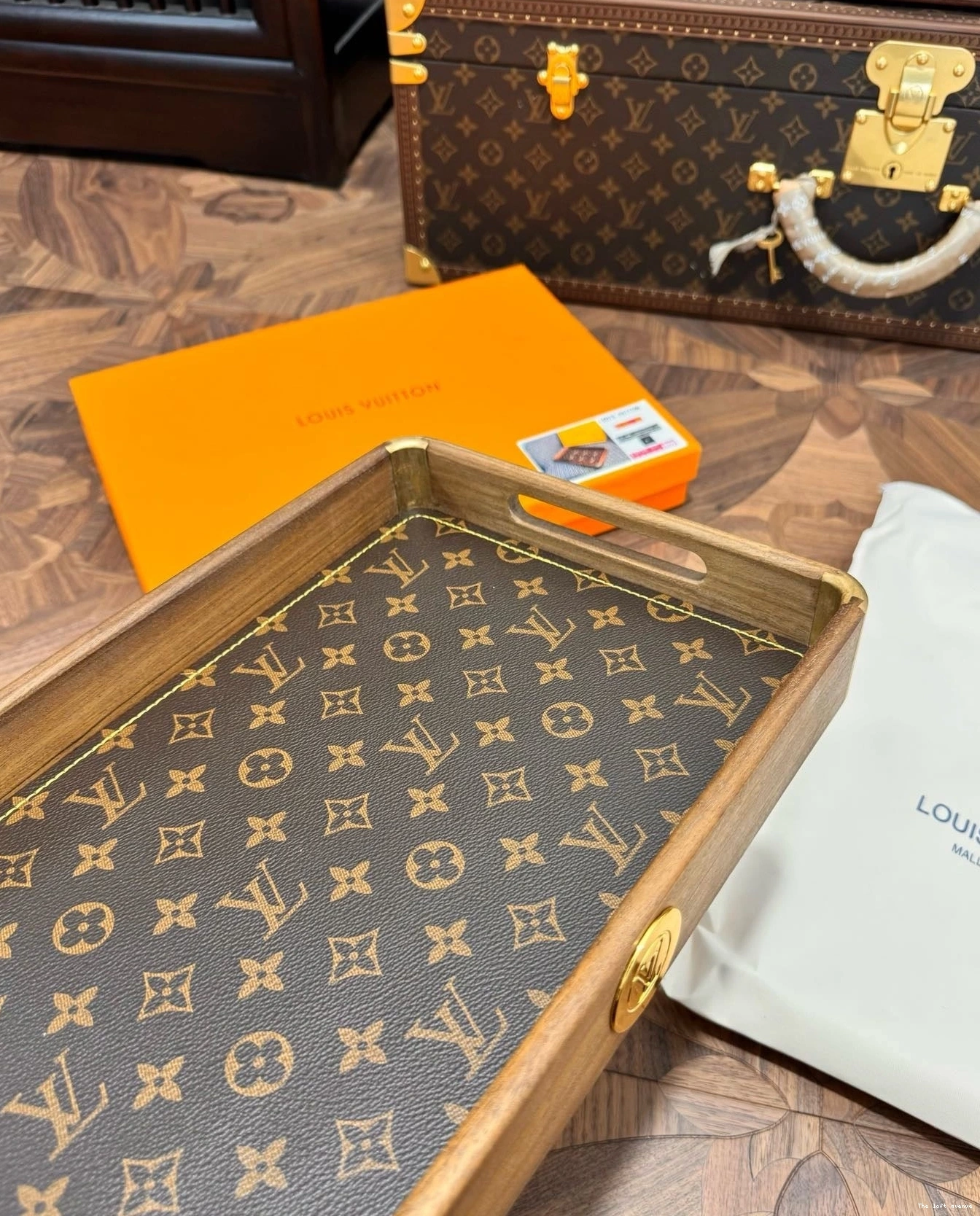 LV CUSTOM TRAY SERVING 0807